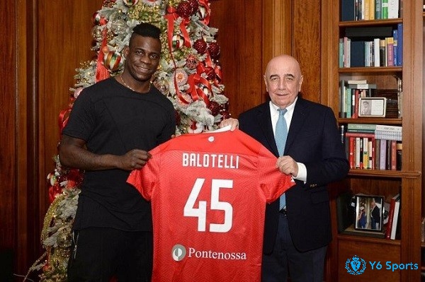 Balotelli được giới thiệu trong lễ ra mắt Monza ngày 7/12 vừa qua