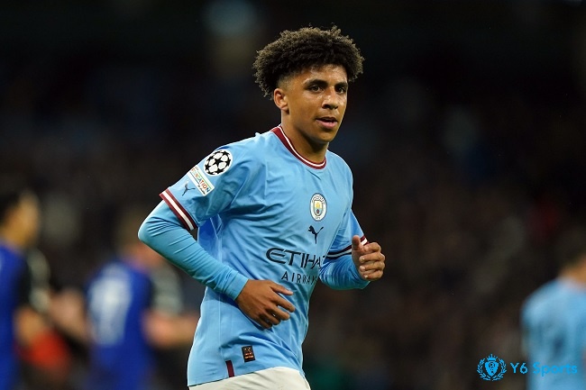 Lewis là cầu thủ trẻ triển vọng nhất thế giới trong màu áo Manchester City