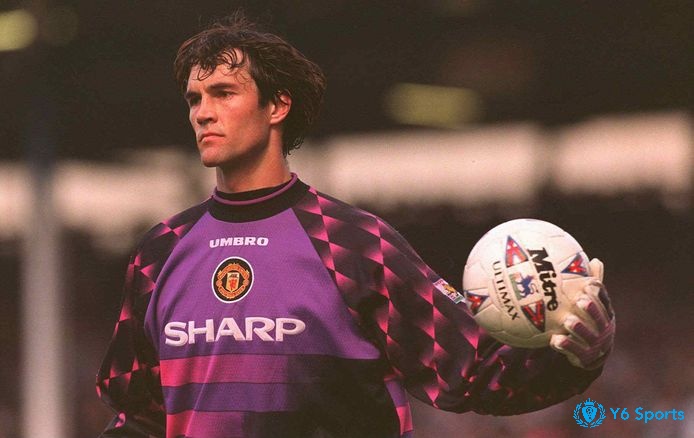 Raimond van der Gouw góp phần giúp Manchester United giành 2 chức vô địch liên tiếp 