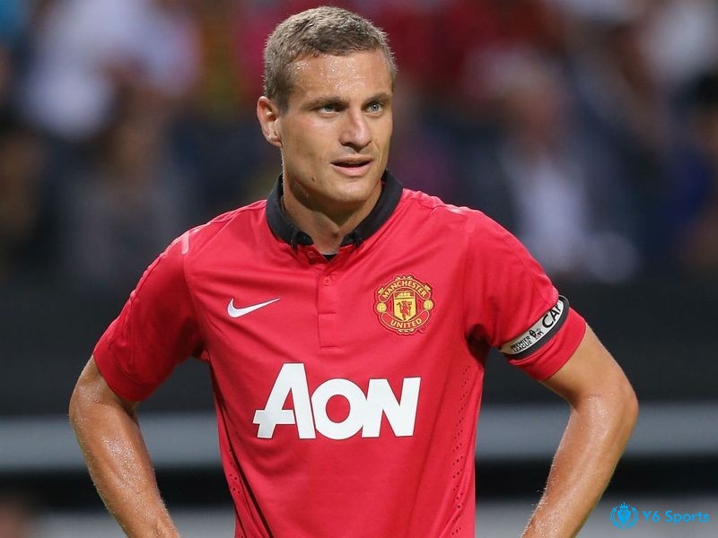 Nemanja Vidic có phong cách chơi mạnh mẽ và khả năng không chiến xuất sắc