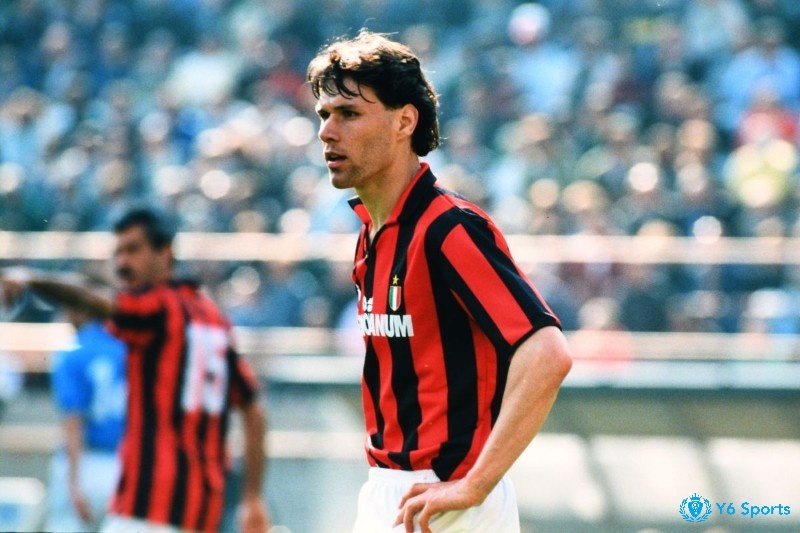 Tiền đạo Marco van Basten xuất sắc với vai trò điều phối bóng giữa 2 tuyến