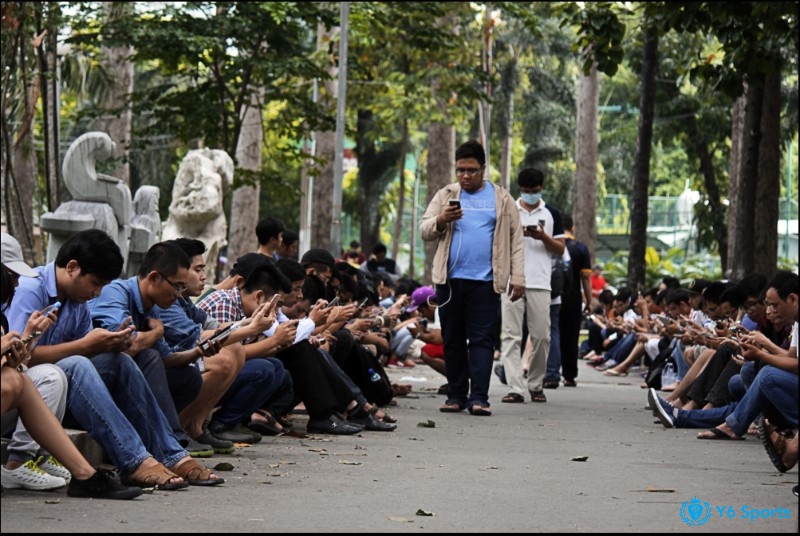 Người chơi tập trung tại Hồ Hoàn Kiếm săn Pokémon trong sự kiện Community Day.