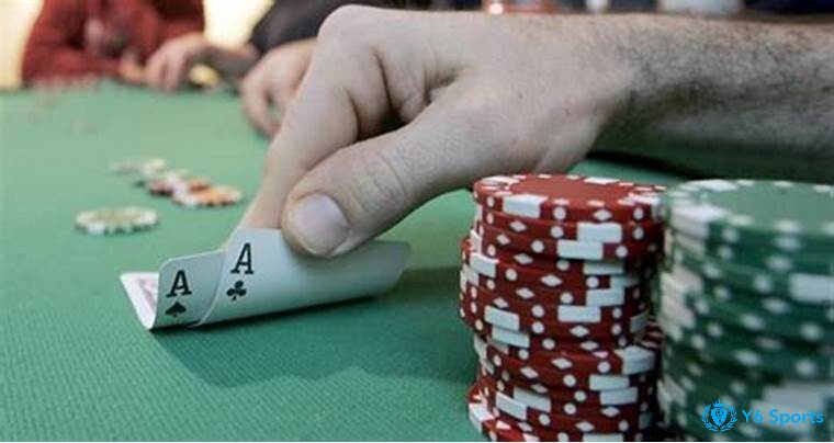 Bluff đúng lúc sẽ biến bạn thành người chơi khó đoán và tăng cơ hội chiến thắng trong Texas Hold'em.