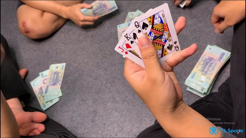 3 lá bài – khởi đầu của mọi ván liêng. Nắm rõ luật chơi đánh bài liêng để không bị “úp ván” oan uổng!